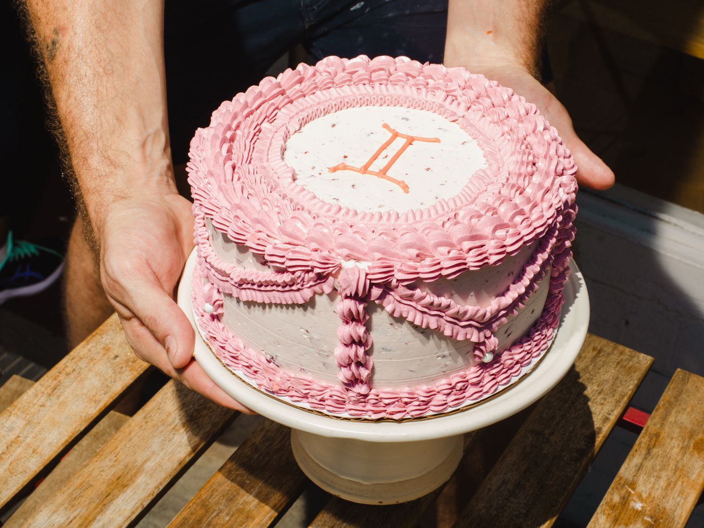 Pastel decorado con crema y velas